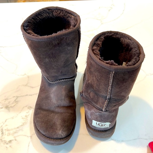 Chocolate brown short Uggs - Picture 1 of 4
